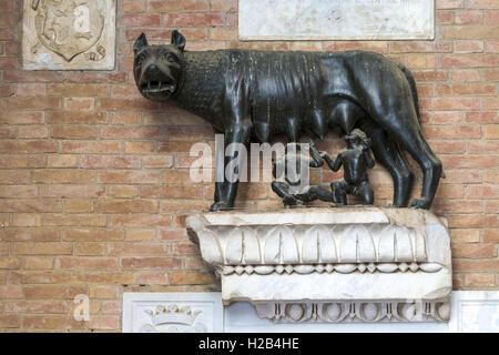 Scultura in bronzo, Lupo capitolino, allattamento gemelli Romolo e Remo, all'interno di Palazzo Pubblico di Siena, Toscana, Italia Foto Stock