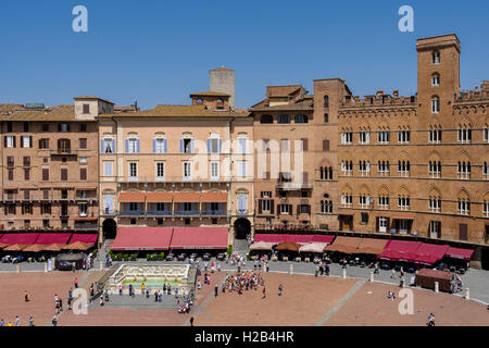 Vista di Piazza del Campo e degli edifici circostanti dal Palazzo Pubblico di Siena, Toscana, Italia Foto Stock