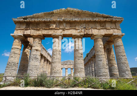 Antico tempio di Segesta, in provincia di Trapani, Sicilia, Italia Foto Stock