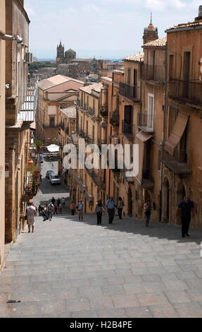 Lunga scalinata dalla città alta la città bassa, Caltagirone, Sicilia, Italia Foto Stock
