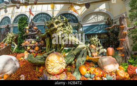 Decorazione forma di foresta, Autunno, decorazioni stagionali, Autumn Harvest Monitor, Bellagio Hotel and Casino, Las Vegas, Nevada, STATI UNITI D'AMERICA Foto Stock