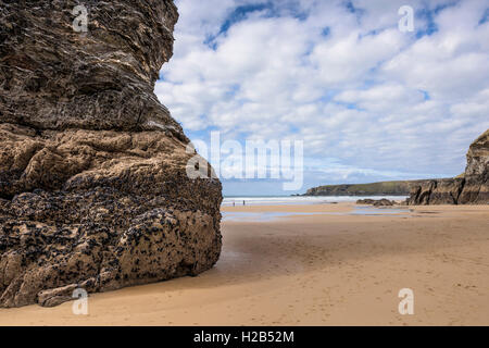 La spiaggia esposta a bassa marea a Bedruthan Steps in Cornovaglia. Foto Stock