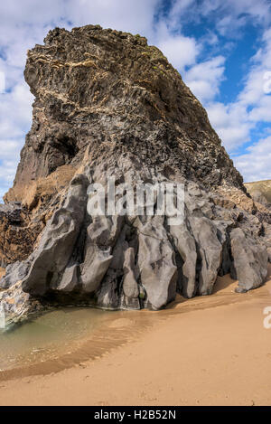 Una delle icone rock pile a Bedruthan Steps in Cornovaglia. Foto Stock