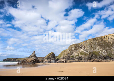 La bassa marea all'iconico Bedruthan Steps in Cornovaglia. Foto Stock