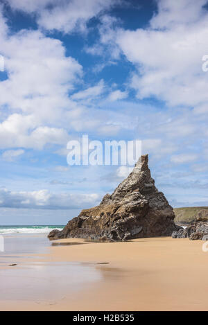 Una delle icone rock pile a Bedruthan Steps in Cornovaglia. Foto Stock