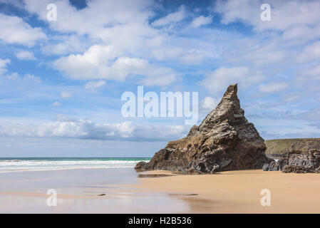 Una delle icone rock pile a Bedruthan Steps in Cornovaglia. Foto Stock