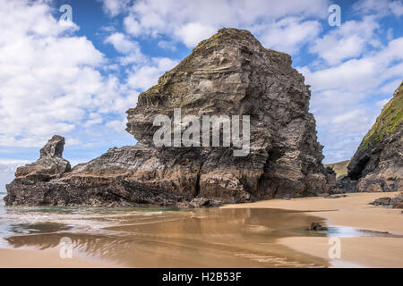 Una delle icone rock pile esposte a bassa marea a Bedruthan Steps in Cornovaglia. Foto Stock