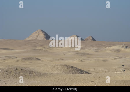 L'Egitto. Necropoli di Saqqara. Vista generale da mastaba di Ti. In background, tre piccoli Pyramides. Foto Stock