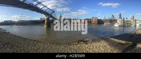 Il Tamigi Bankside accanto al Millenium Bridge wide angle guardando verso nord in direzione di St Pauls Foto Stock