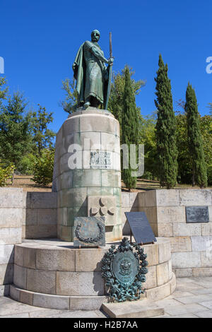 Statua di re Afonso Henriques dalla collina sacra nella città di Guimaraes. Il primo re del Portogallo nel XII secolo. UNE Foto Stock