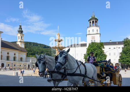 Salisburgo: piazza Residenzplatz, fontana, Neue Residenz, cavallo di cabina, , Salzburg, Austria Foto Stock