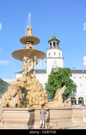 Salisburgo: piazza Residenzplatz, fontana, Neue Residenz, cavallo di cabina, , Salzburg, Austria Foto Stock