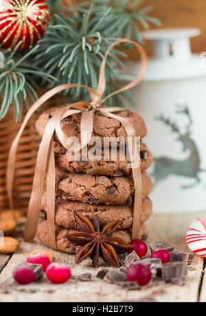 I biscotti al cioccolato, mirtillo e cioccolato. Regali di natale. Round di cookie, legate con nastro e ramo di abete rosso in un cestello Foto Stock