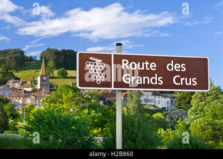 Route des Grands Crus segno villaggio della Borgogna con il rinomato vino francese villaggio crescente di Pernand Vergelesses dietro Cote d'Or Borgogna Francia Foto Stock