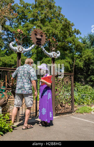 Paio di entrare nel Issaquah Flatland comunità giardino in Issaquah, Washington, Stati Uniti d'America. Foto Stock