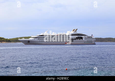 La nave di crociera Ponant Le Lyrial ancorate al largo di Isola di Hvar, Croazia, Dalmazia, costa dalmata, l'Europa. Foto Stock