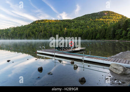 Montare Jo sorge sopra il cuore Lago dock in una nebbiosa mattina in alte vette regione del Adirondacks vicino a Lake Placid, NY Foto Stock