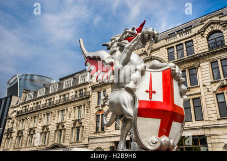 Grande Brtain, Inghilterra, City of London, scolpito emblema della città di Londra stemma al Byward Street, Tower Hill Foto Stock