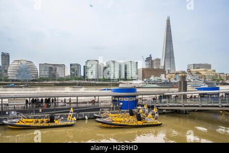 Gran Bretagna, Inghilterra, Londra, Torre Pier e il fiume Tamigi con vista del fiume di Southwark banche con il Municipio Foto Stock