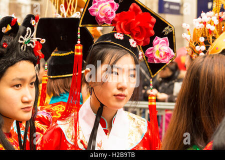 Parigi; France-February 14, 2016: i partecipanti non identificato di tradizionale nuovo anno cinese parade di Parigi, Francia. Foto Stock