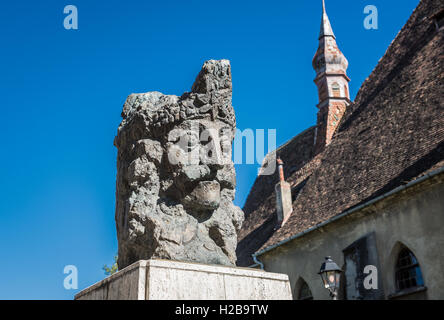 Vlad l'Impalatore (Vlad Dracula) busto di fronte alla chiesa del monastero domenicano nel centro storico di Sighisoara, Romania Foto Stock