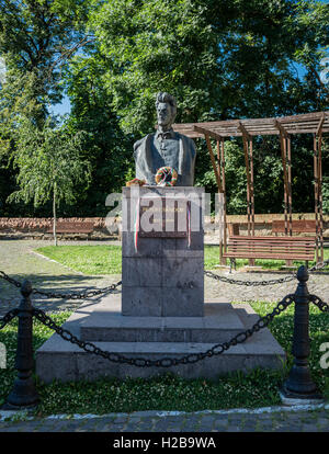 Poeta ungherese Sandor Petofi busto di fronte a San Giuseppe chiesa cattolica romana nel centro storico di Sighisoara, Romania Foto Stock