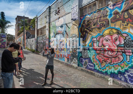 Dipinti murali e arte dei graffiti sui muri in Clarion vicolo, nella missione del Distretto di San Francisco. In California, Stati Uniti d'America. Foto Stock