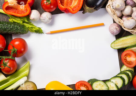 Verdure piastrellate attorno ad un foglio di carta Foto Stock