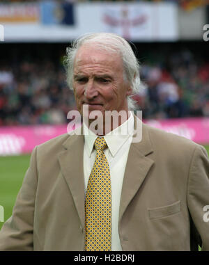 04 Giugno 2005 - Irlanda del Nord 1 Germania 4. Il cordiale international è stato svolto per celebrare il 125° anniversario della Irish Football Association (fondata nel 1880). Foto della celebrazione è ex Irlanda del Nord international Derek Dougan (morto nel giugno 2007) Foto Stock