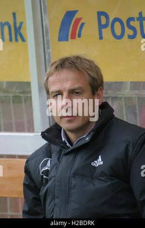 04 Giugno 2005 - Irlanda del Nord 1 Germania 4. Il cordiale international è stato svolto per celebrare il 125° anniversario della Irish Football Association (fondata nel 1880). Nella foto è la Germania manager Jürgen Klinsmann. Foto Stock