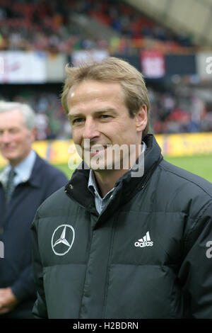 04 Giugno 2005 - Irlanda del Nord 1 Germania 4. Il cordiale international è stato svolto per celebrare il 125° anniversario della Irish Football Association (fondata nel 1880). Nella foto è la Germania manager Jürgen Klinsmann. Foto Stock