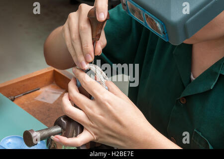 Impostazione di pietra in gioielleria produzione in fabbrica Foto Stock