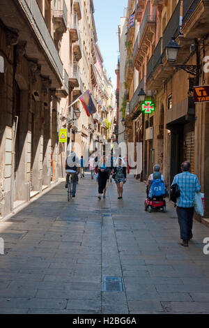 Tipica stradina nella vecchia città, Barcellona, Spagna Foto Stock