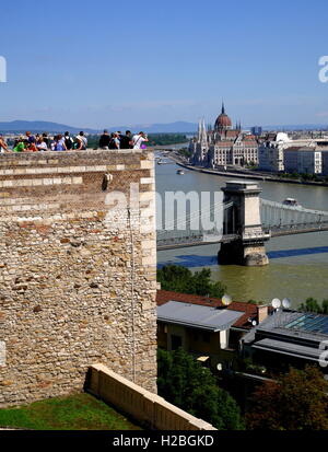 Il palazzo del Parlamento, visto dal Palazzo Reale sulla Collina del Castello, lungo il Danubio, il Ponte della Catena attraverso il fiume, Budapest, Ungheria Foto Stock