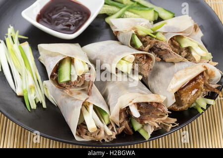 Croccante anatra alla pechinese si avvolge con una salsa hoisin dip e di cetriolo. Foto Stock