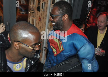 Idris Elba arrivando a eseguire un DJ set al box Park Shoreditch vestito come Superman Foto Stock