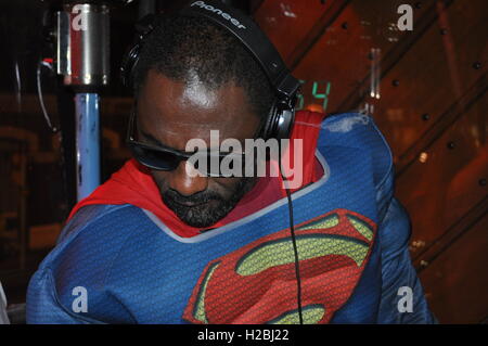 Idris Elba eseguendo un DJ set al box Park Foto Stock