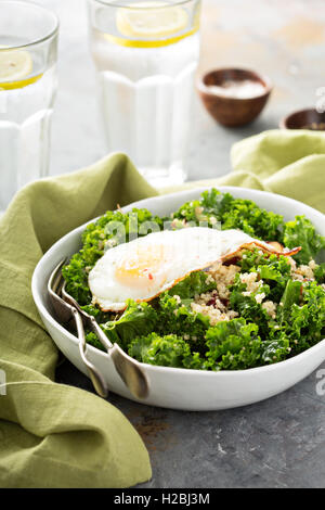 Fresco e salutare con insalata di cavolo e la quinoa Foto Stock