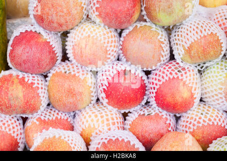 Fresche mele rosse, braeburn o malus domestica, sul display a un mercato in Nepal Foto Stock