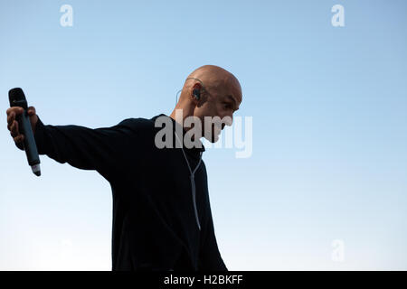 Close-up di Tim Booth cantante della band James ad esibirsi sul palco principale al OnBlackheath Music Festival 2016. Foto Stock