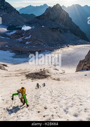 Gli alpinisti in avvicinamento al Bugaboo/ Snowpatch col Foto Stock