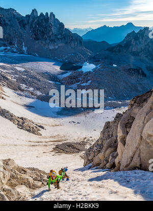 Gli alpinisti in avvicinamento al Bugaboo/ Snowpatch col Foto Stock