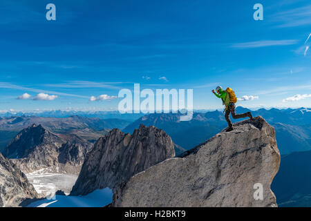 Troy Cobb sul vertice della guglia di piccione in Bugaboo parco provinciale Foto Stock