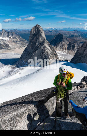 Troy Cobb sul vertice della guglia di piccione in Bugaboo parco provinciale Foto Stock