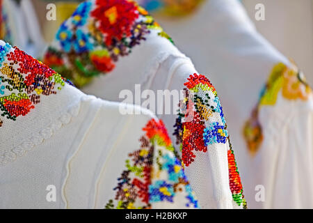 Lo sfondo con il motivo folk decorazione in perline, alle donne di costumi, appeso in vendita. Specifico per area di Bistrita-Nasaud, Romania. Foto Stock