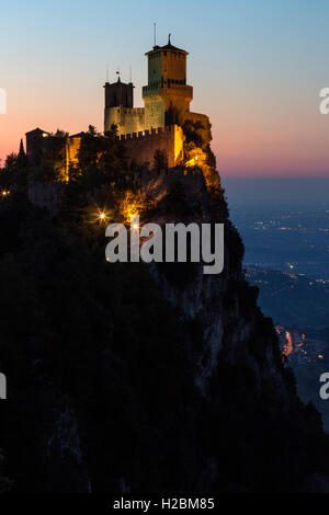 La fortezza di Guaita sul Monte Titano a San Marino. La Repubblica di San Marino è un microstato enclaved circondato dall'Italia. Foto Stock