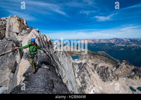 Chris Manning a NE cresta su Bugaboo guglia in Bugaboo parco provinciale Foto Stock