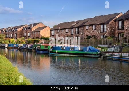 Narrowboats su Bridgewater Canal a Lymm, Cheshire, Regno Unito Foto Stock