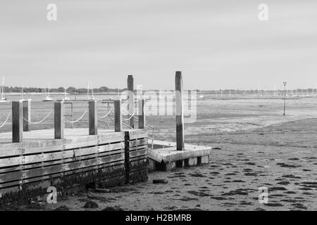 Immagine in bianco e nero del molo a Peschici Vela Club Emsworth Hampshire Inghilterra Foto Stock