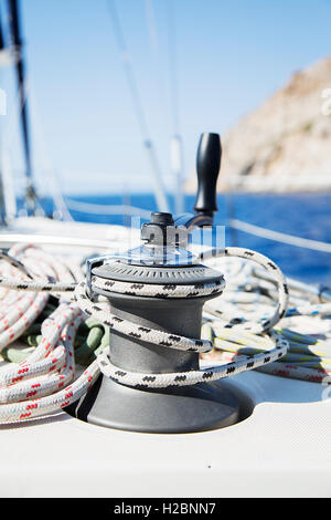 La corda sulla barca a vela sul mare in estate Foto Stock